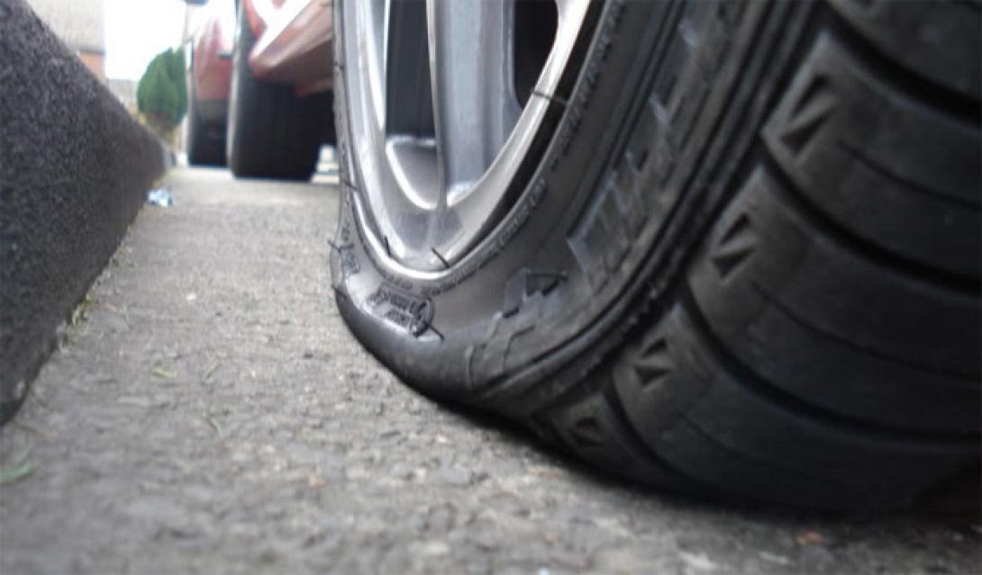 Μικρόψυχοι τρύπησαν λάστιχα αυτοκινήτων που μεταφέρουν μαθητές με ειδικές ανάγκες