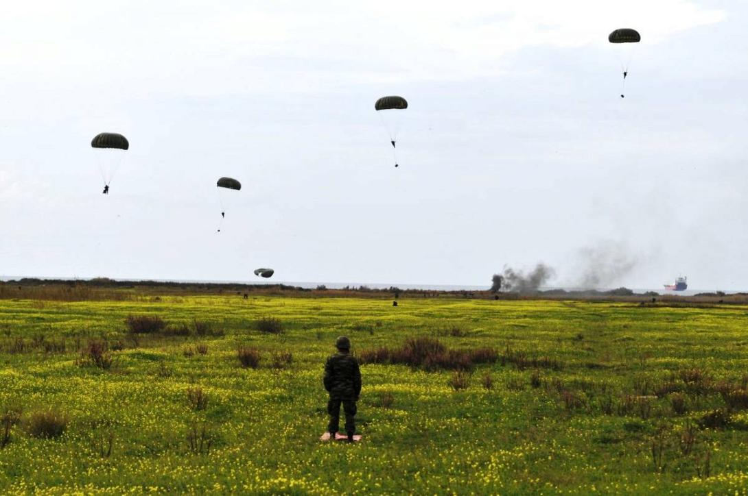   Εντυπωσιακή άσκηση με αλεξιπτωτιστές στο Τυμπάκι 