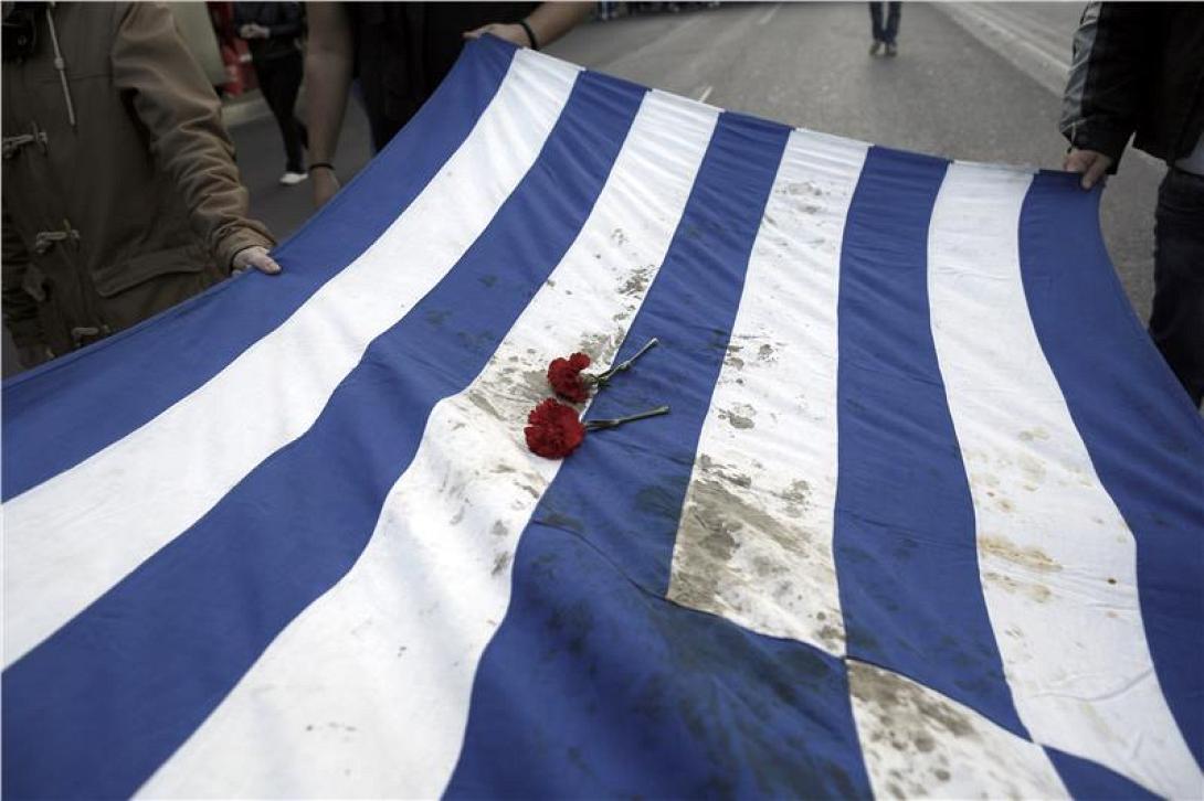 Επεισόδια στη μεγάλη πορεία της Αθήνας για την 41η επέτειο του Πολυτεχνείου (βίντεο)