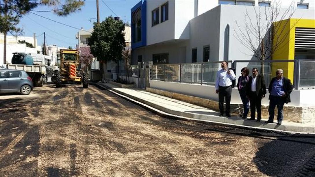 Ασφαλτόστρωση δρόμων, γύρω από τον βρεφονηπιακό σταθμό στο Ατσαλένιο