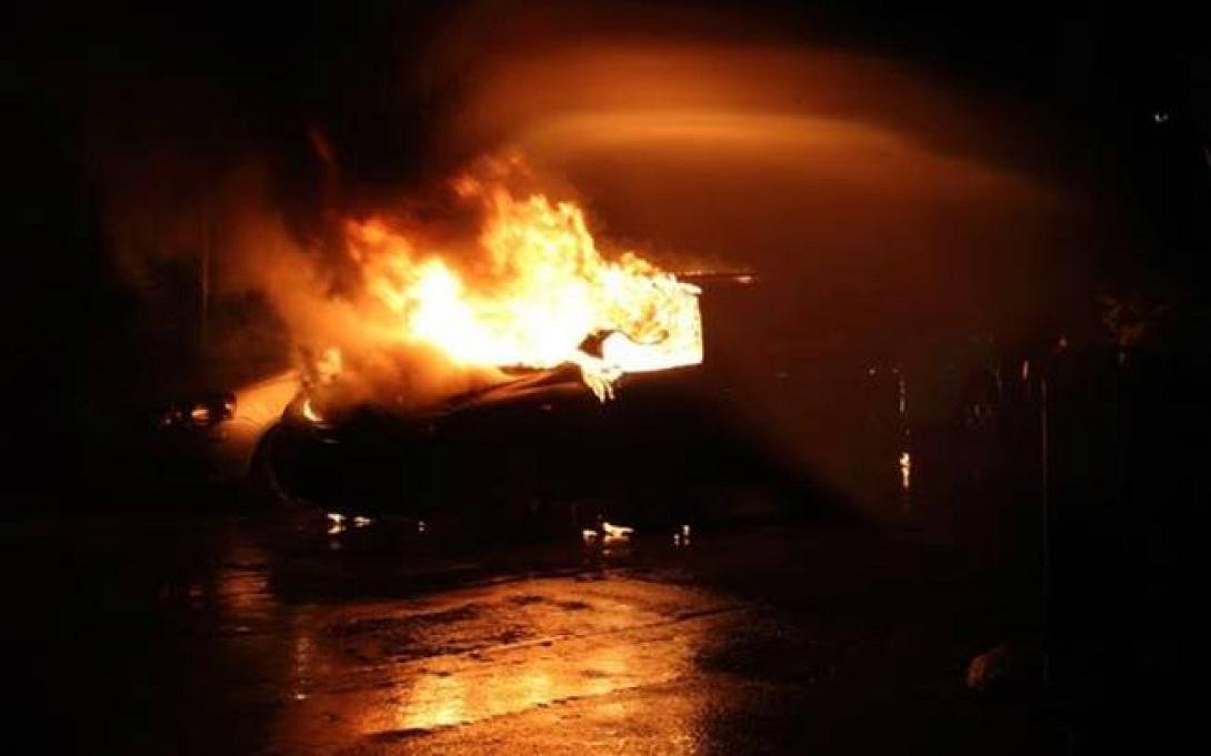 Αναστάτωση σε γειτονιά του Ηρακλείου - Αυτοκίνητο τυλίχθηκε στις φλόγες (φωτο)