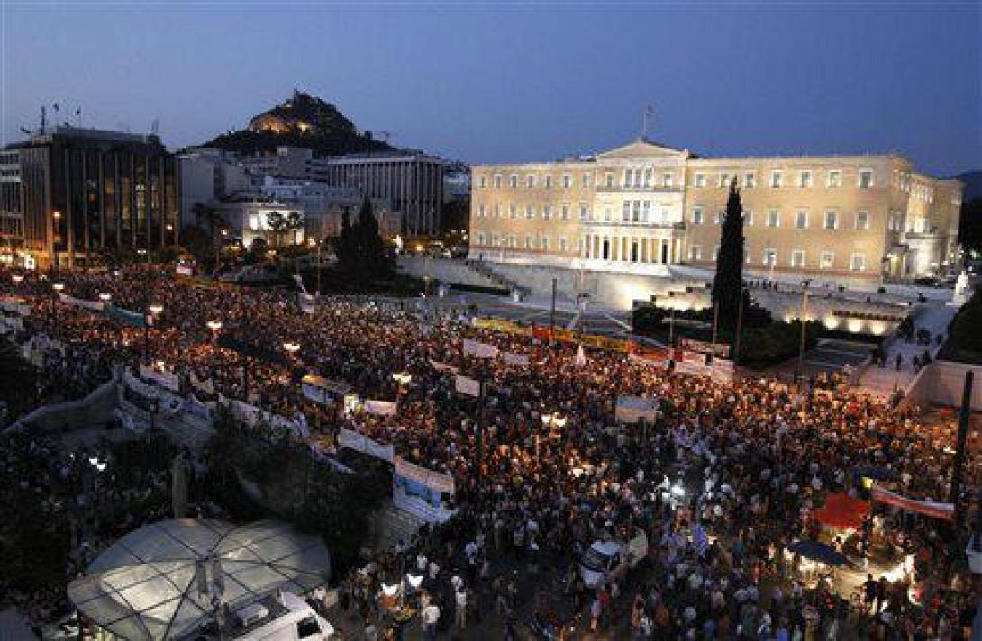 Σε εξέλιξη η συγκέντρωση στο Σύνταγμα κατά του «εκβιασμού από τους δανειστές»