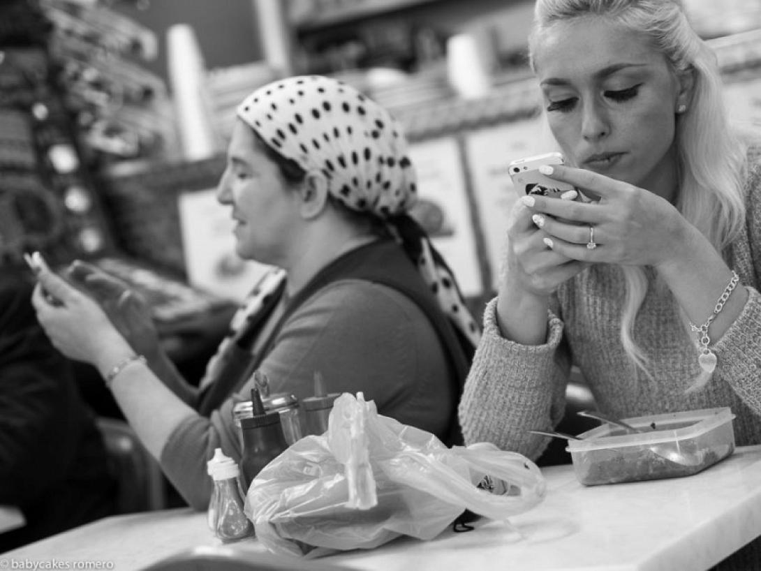 Τα Smartphones σκοτώνουν τη συζήτηση - Φωτογράφος &quot;ξεγυμνώνει&quot; την τεχνολογία