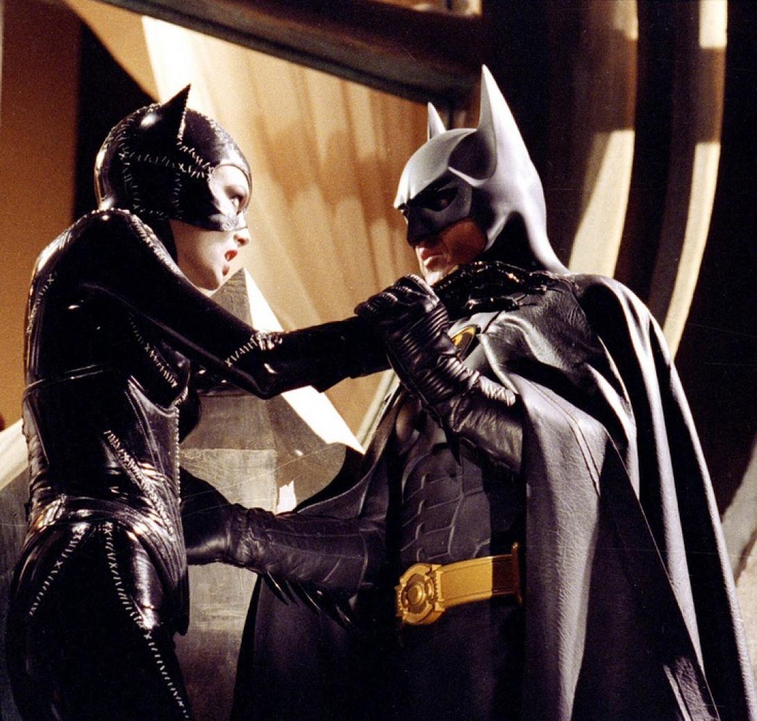 batman_returns_-_batman_and_catwoman_epistrefei_programma_tileorasis_star.jpg