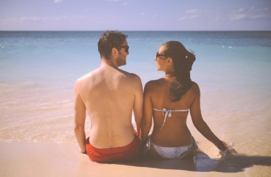 beach_couple_tourists_pixabay_610138102.jpg