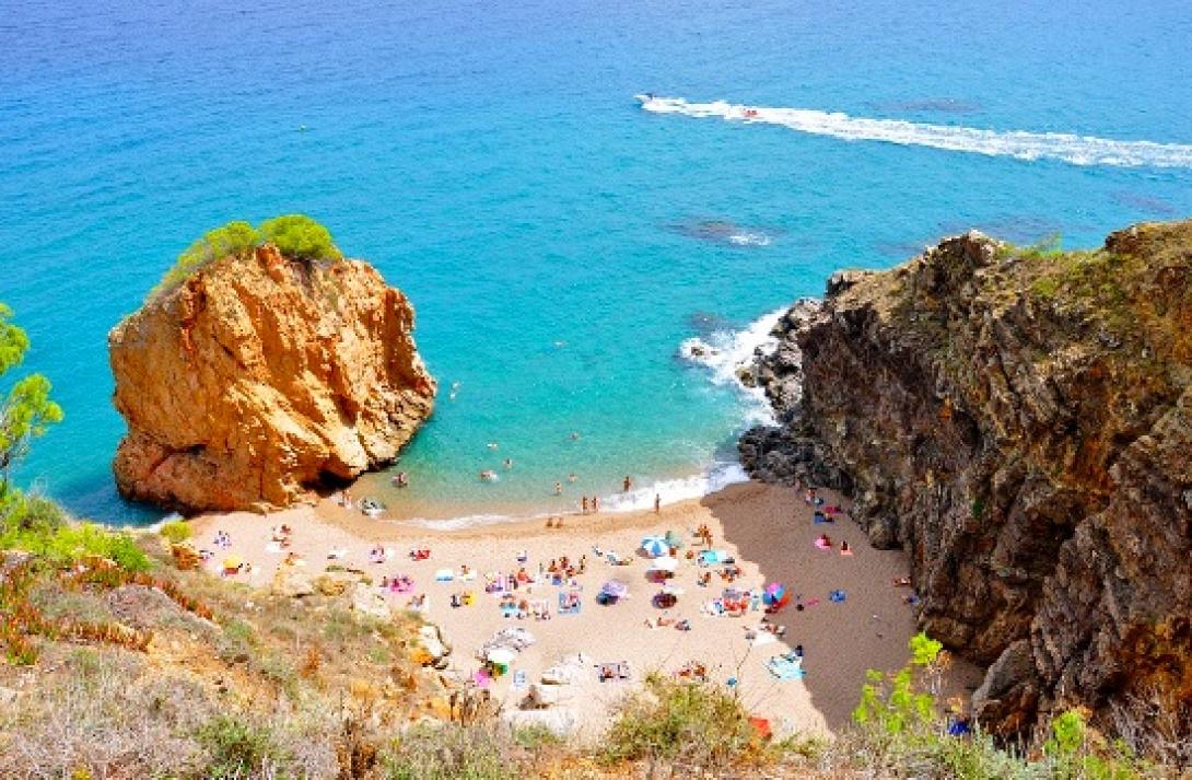 beach_tourists_spain_pixabay_484802053.jpg