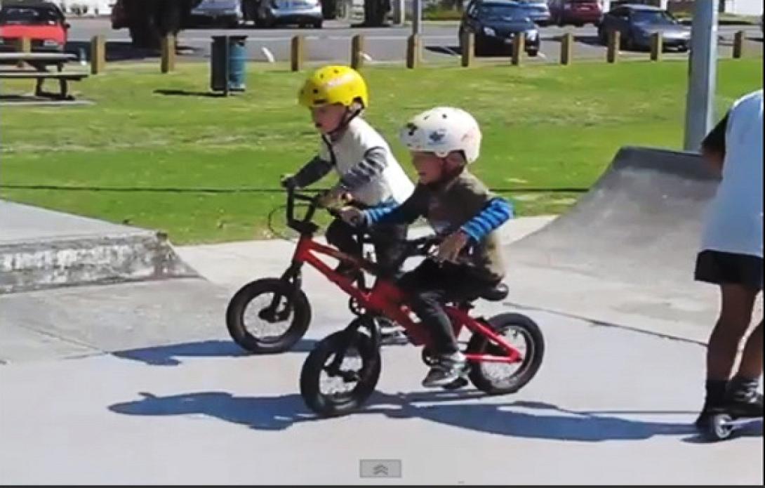 Τετράχρονα δίδυμα παραδίδουν μαθήματα ποδηλατικών δεξιοτήτων