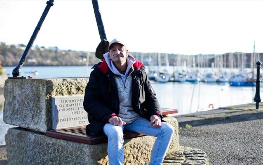 Άστεγος επανενώνεται με την οικογένειά του μέσω Facebook