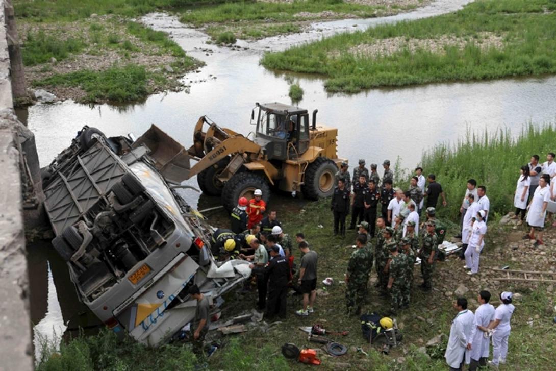 bus-accident-l.jpg