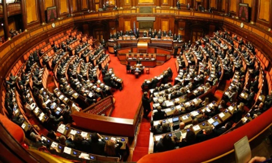 Ιταλία: Ξεκινά η μείωση των αποδοχών των εργαζομένων του κοινοβουλίου