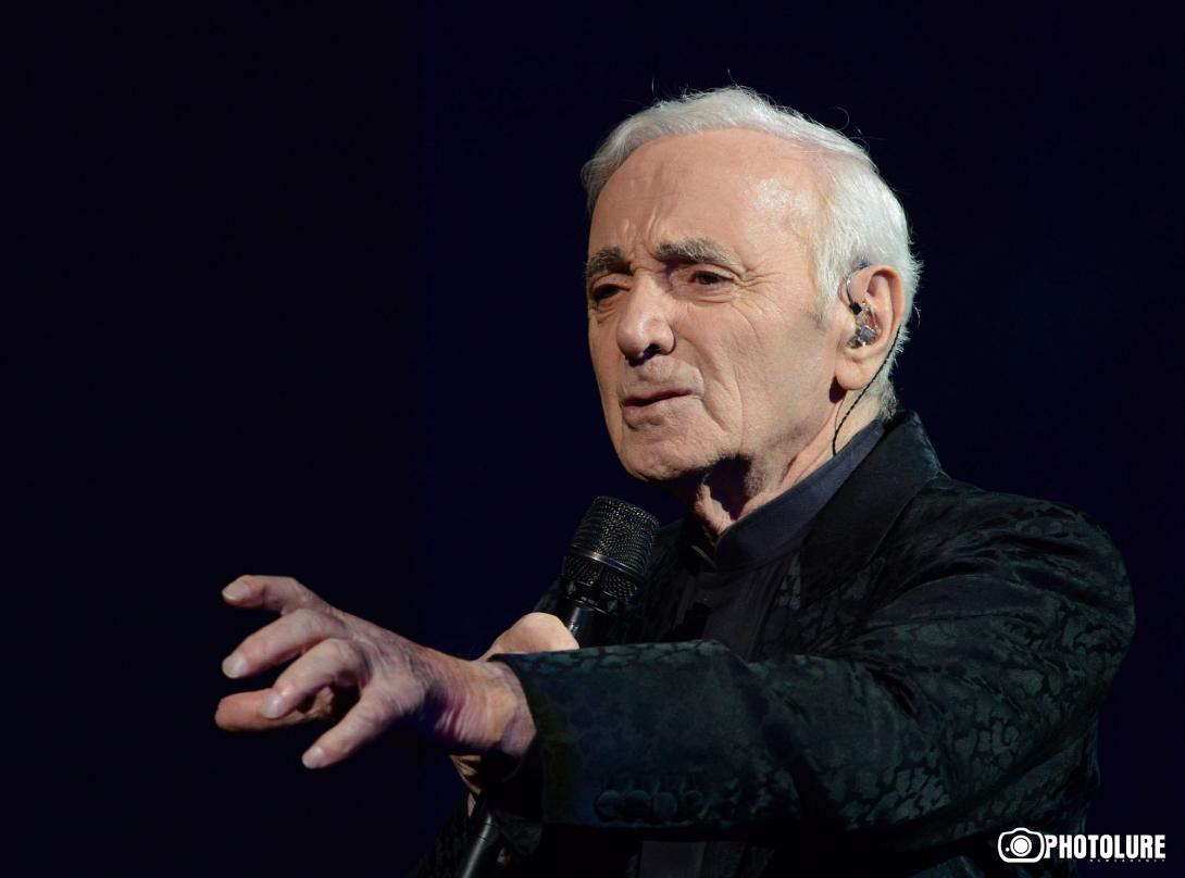 Σαρλ Αζναβούρ: Να εγκατασταθούν στη Γαλλία οι διωκόμενοι της Μ. Ανατολής