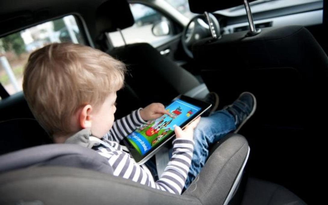 child_with_tablet
