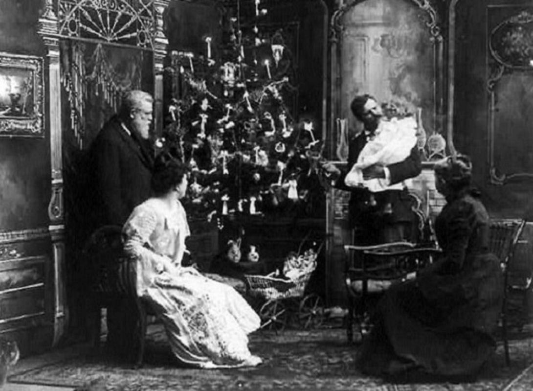 22 Δεκεμβρίου 1882: Ο Τόμας Έντισον στολίζει το πρώτο χριστουγεννιάτικο δέντρο με λαμπιόνια.jpg