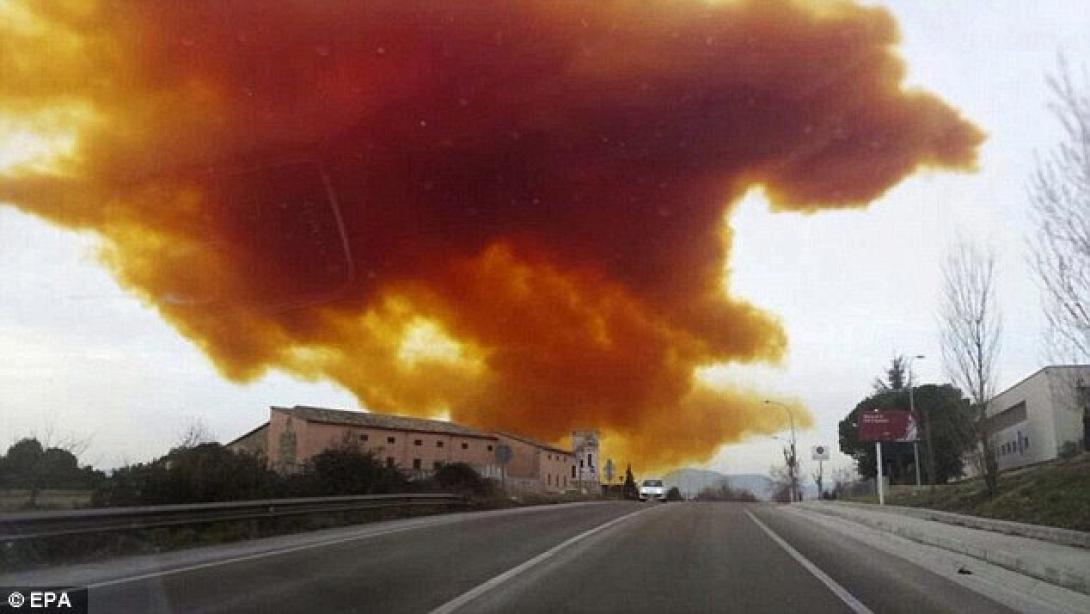 Έκρηξη σε εργοστάσιο με χημικά στη Βαρκελώνη - Πορτοκαλί τοξικό νέφος σκέπασε την πόλη