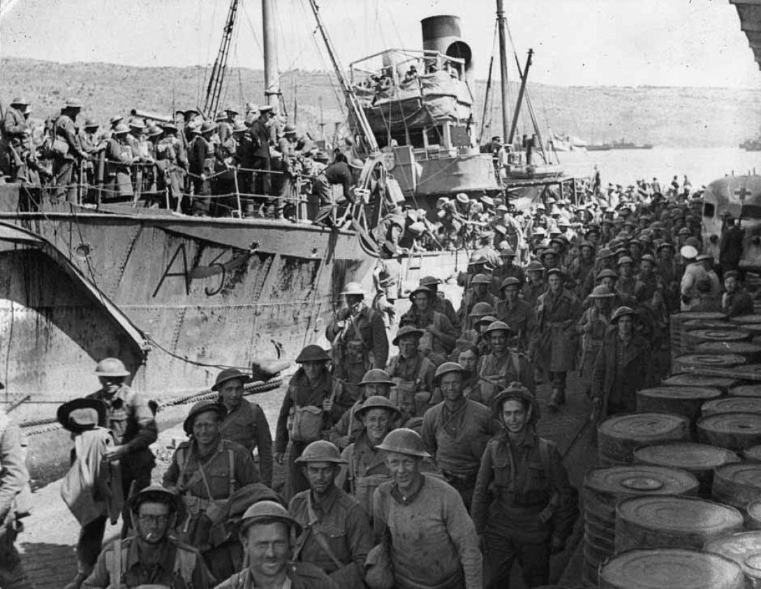 Συμμαχικά στρατεύματα φτάνουν στο λιμάνι της Σούδας.