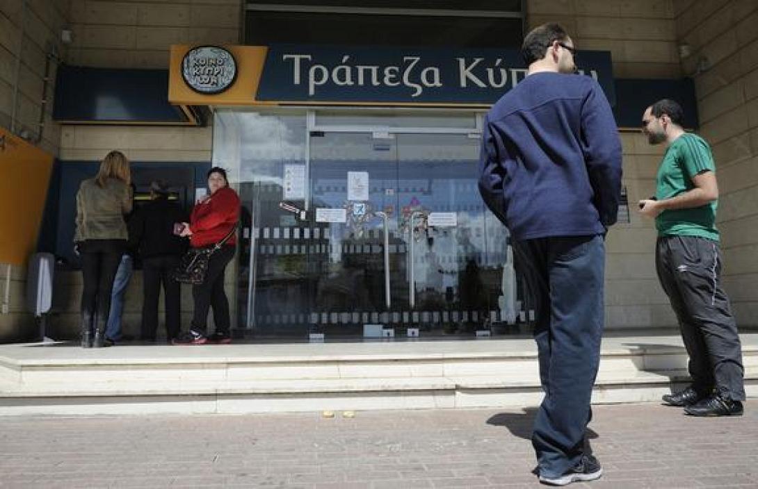 Πρόστιμα σε Λαική και Κύπρου για τα ελληνικά ομόλογα