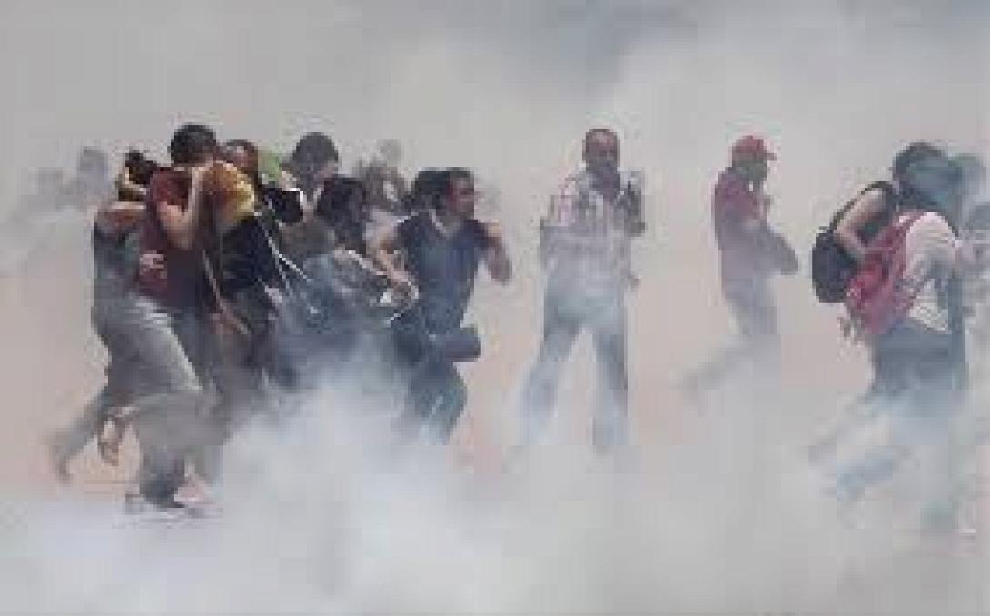 Δακρυγόνα έξω από το τουρκικό κοινοβούλιο για την απομάκρυνση διαδηλωτών