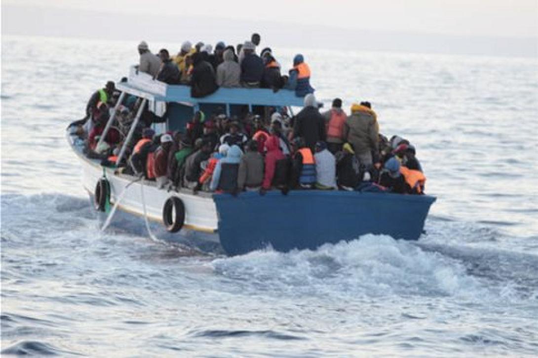 Εκατοντάδες μετανάστες βρίσκονται εν πλω στα ανοικτά της Λιβύης