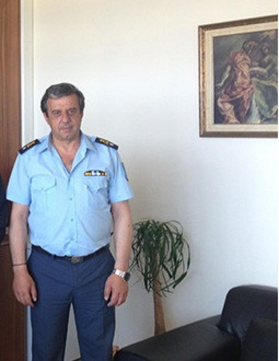 Δεν ξέχασε τους συναδέλφους του και επέστρεψε για να τους ευχηθεί Καλή Χρονιά