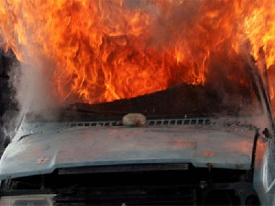 Στις φλόγες αυτοκίνητο στο κέντρο των Χανίων