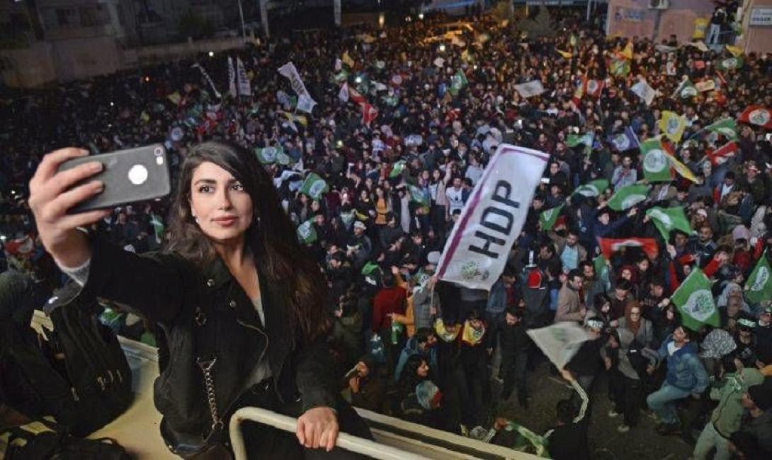 Η Φιλίζ Μπουλουτεκίν φόρεσε χειροπέδες