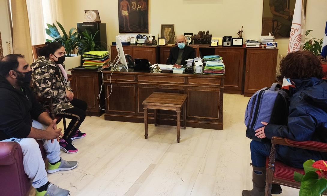 δήμαρχος εργαζόμενη καθαριότητας