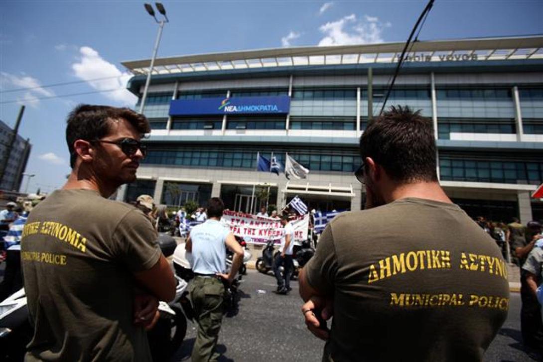 Διαμαρτυρία δημοτικών αστυνομικών έξω από το Υπουργείο Οικονομικών