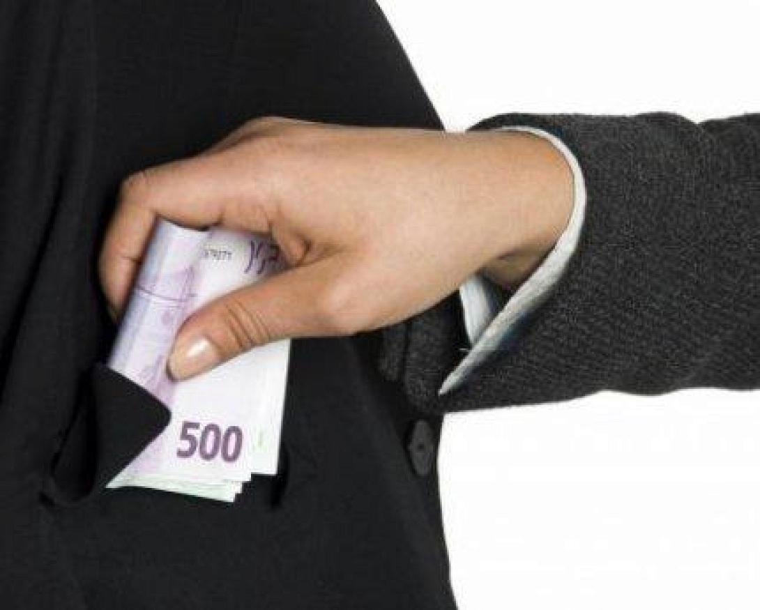 Πιο αυστηρές γίνονται οι ποινές για δωροδοκία