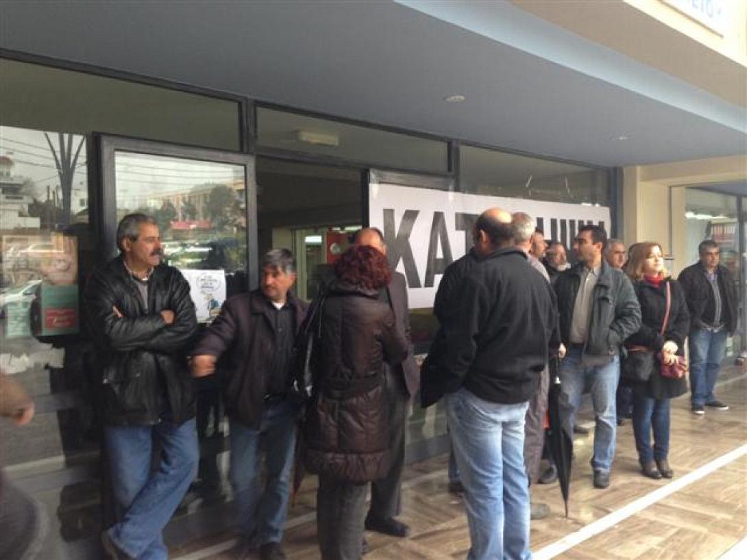 Παραμένει για δεύτερη ημέρα το αγροτικό &quot;μπλόκο&quot; στη ΔΟΥ Ηρακλείου