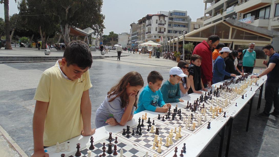 Απέραντη σκακιέρα έγινε χθες  η  πλατεία Ελευθερίας στο Ηράκλειο