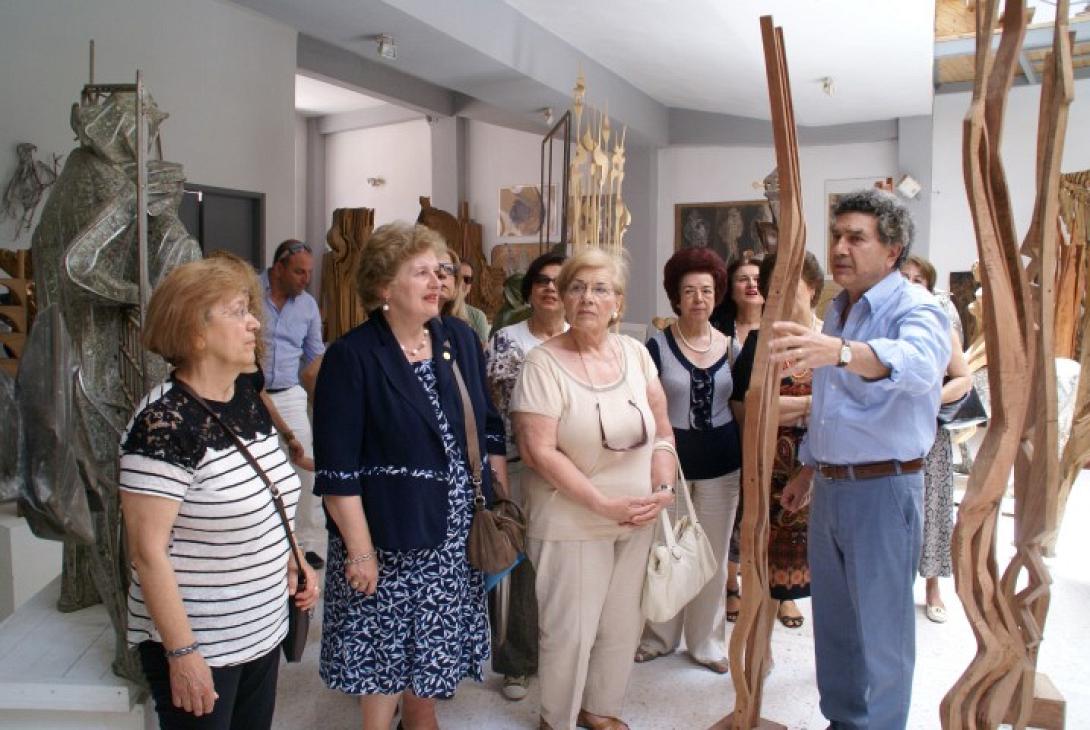 Ο Σοροπτιμιστικός Όμιλος τίμησε τον Πάτερα και γλύπτη Μανόλη Τζομπανάκη