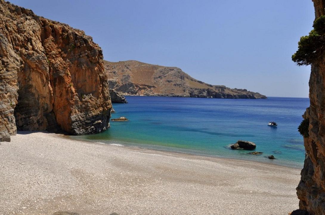 Η παραλία Καμινάκι ή Άσπρη Παραλία