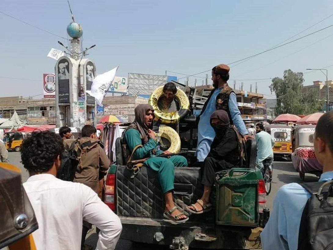 Οι Ταλιμπάν περιφέρουν άνδρα που έκλεψε λάστιχα