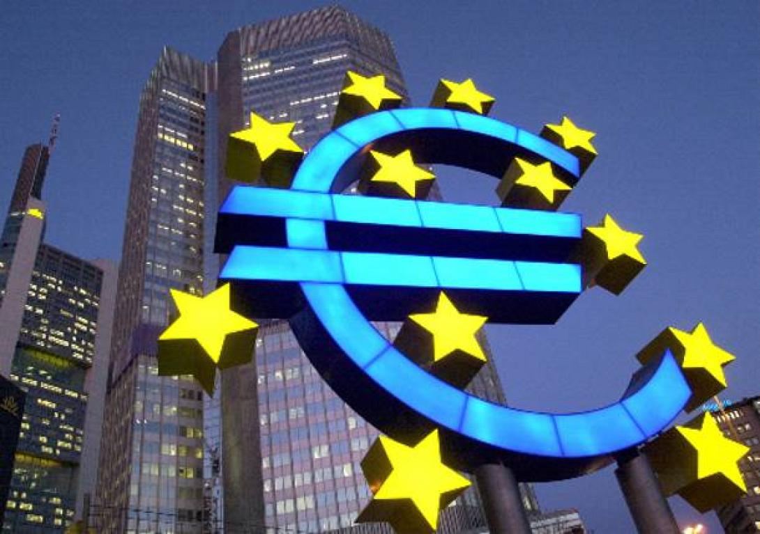 Bloomberg: Η ΕΚΤ απειλεί να κόψει τη χρηματοδότηση των ελληνικών τραπεζών