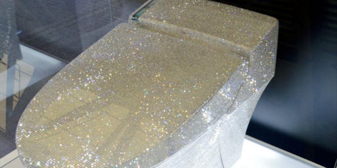 eftiaksan_lekani_toualetas_me_72000_kristalla_swarovski_paraksena_perierga_ekriti.jpg