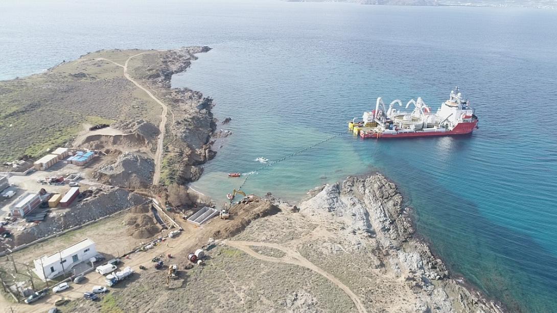 Εγκατάσταση υποβρύχιου καλωδίου μήκους 45 χλμ. που συνδέει τη Νάξο με τη Μύκονο.jpg