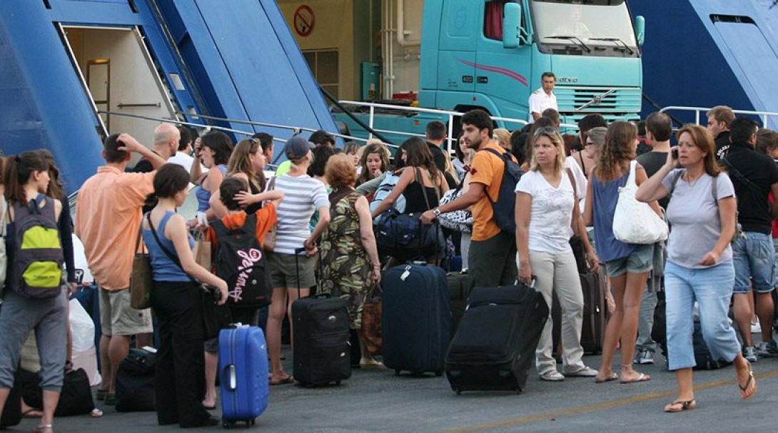 Μ' αεροπλάνα, βαπόρια, λεωφορεία κι αυτοκίνητα οι εκδρομείς του Αυγούστου