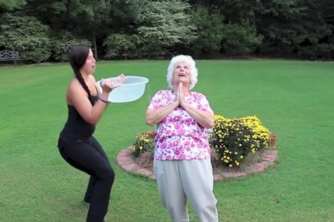 Η Κρητικιά Γιαγιά που έκλεψε την παράσταση στο Ice Bucket του Χόλυγουντ