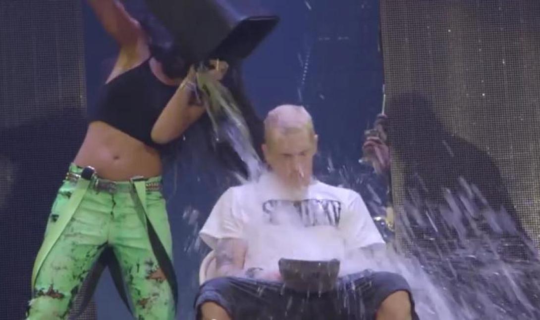 Eminem και Rihanna μπουγελώνονται στη συναυλία τους (βίντεο)