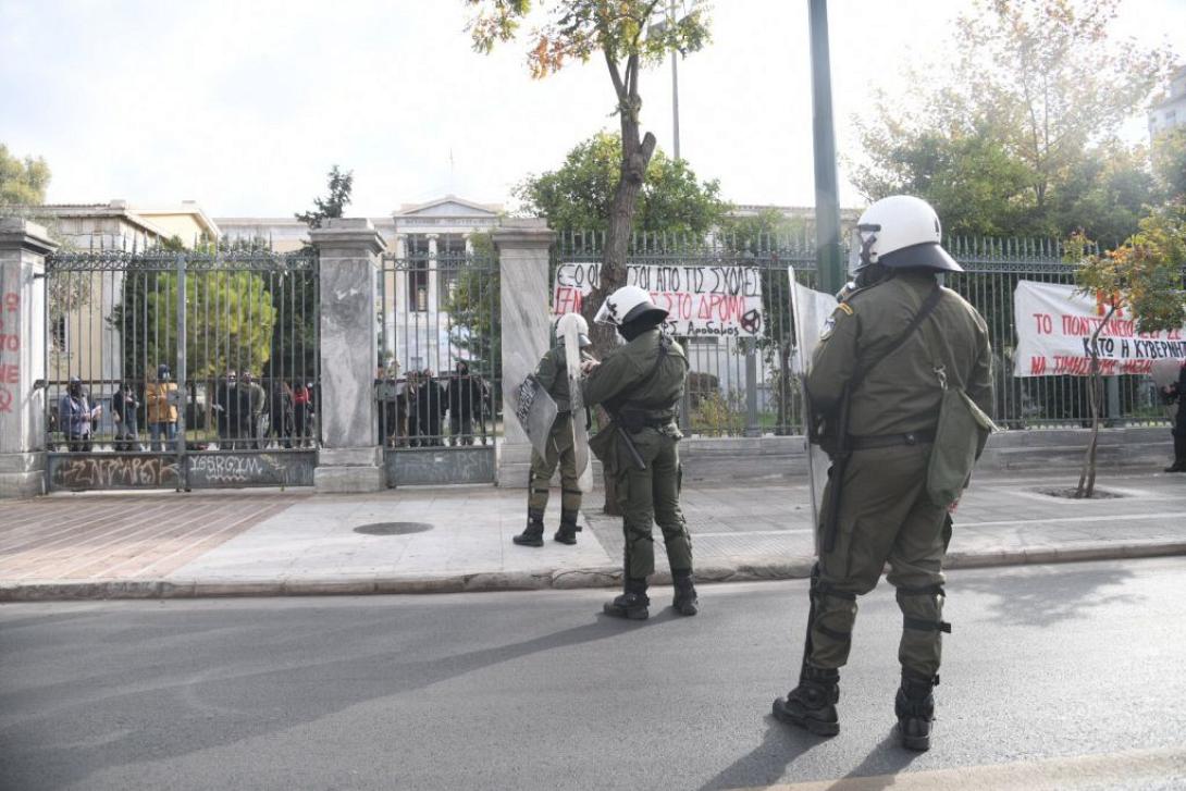 Τα ΜΑΤ στο Πολυτεχνείο