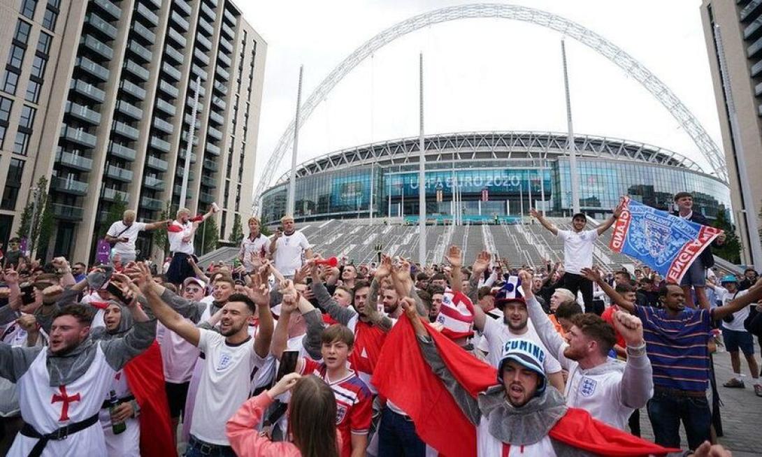 england_fans.jpg