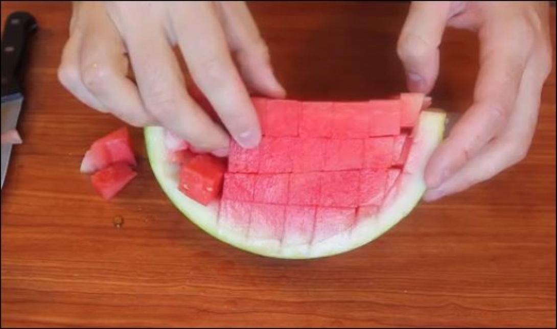 Πως να κόψετε σωστά το καρπούζι και όλα τα φρούτα σας (βίντεο)