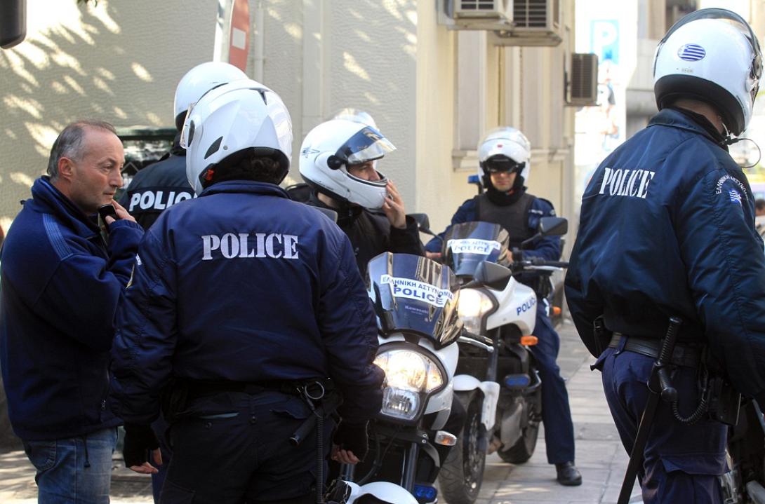 Ένοπλοι ληστές κλείδωσαν τη μητέρα και τα τρία της παιδιά στο μπάνιο 