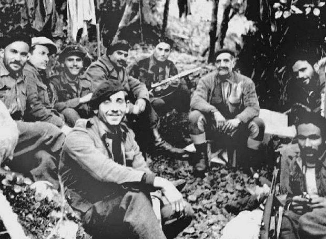 Χαρακτηριστική φωτογραφία από την εποχή της ΕΟΚΑ. Ο Διγενής με τα παλικάρια του.