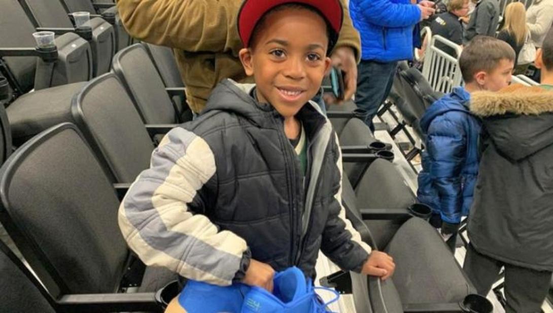 Ο μικρος οπαδός των Μπακς χαμογελάει με το δώρο του Αντετοκούνμπο στα χέρια του