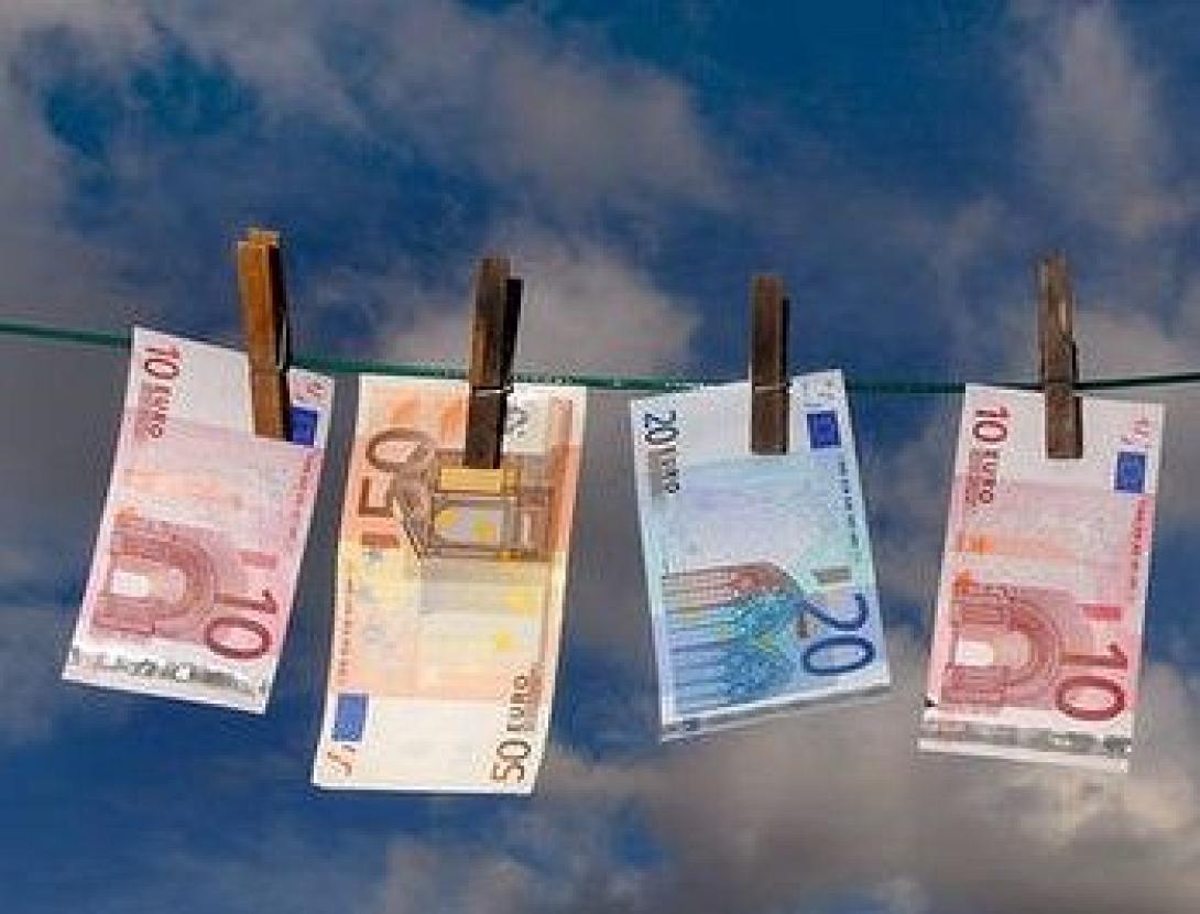 Στα μανταλάκια άπλωσαν λεφτά και έγγραφα στον Άγιο Νικόλαο