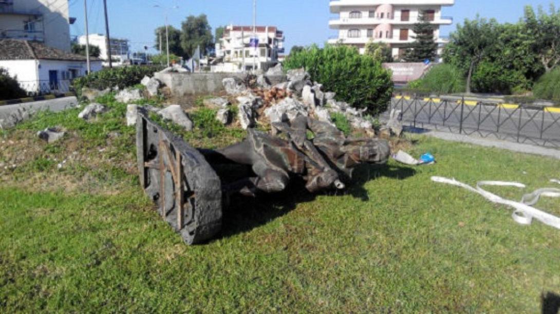 Άρτα: Γκρέμισαν τον ανδριάντα του &quot;Εύζωνα&quot; (φωτογραφίες)