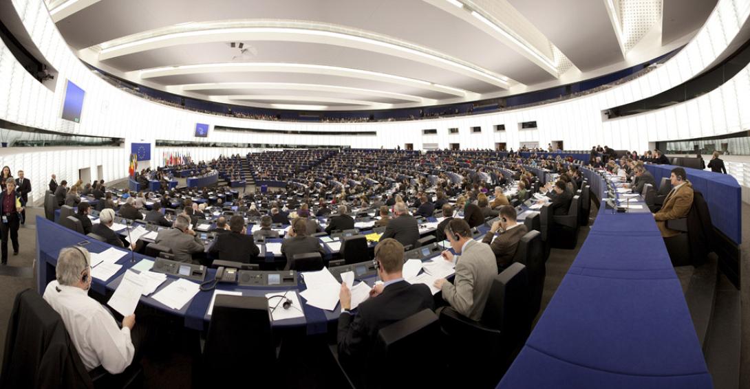 Οι έδρες που μοιράζονται τα κόμματα στην Ευρωβουλή