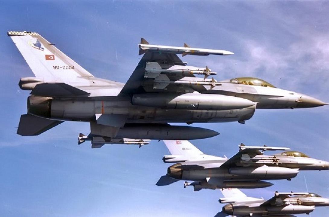 Το F-16 και ο Σμηναγός Γιώργος Ανδρουλάκης εντυπωσίασαν τους Ηρακλειώτες στην παραλιακή 