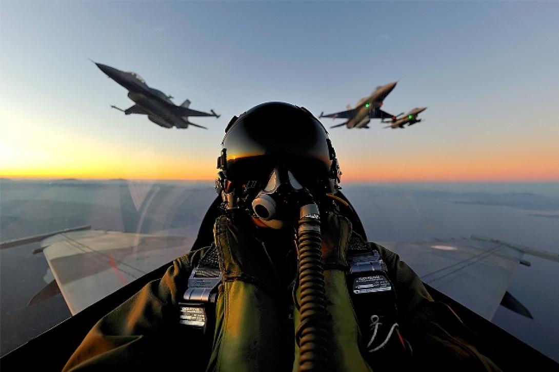 Παρολίγον τραγωδία: F-16 της πολεμικής αεροπορίας απέφυγε την τελευταία στιγμή πέντε αιωροπτεριστές